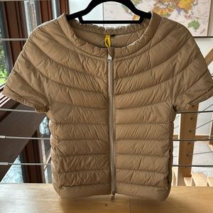 Cotes of London St. Ives  cap sleeve down puffer vest. Size xs